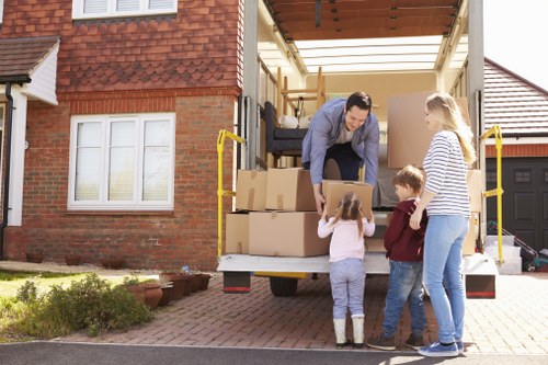 Kennington moving van for residential and office moves